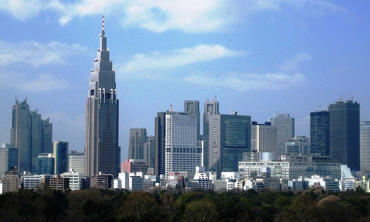 新宿・代々木周辺のスカイライン概観、2007年の歴史写真。該当国有地の現地ではない。Photo: Itoshin87 / Public domain。