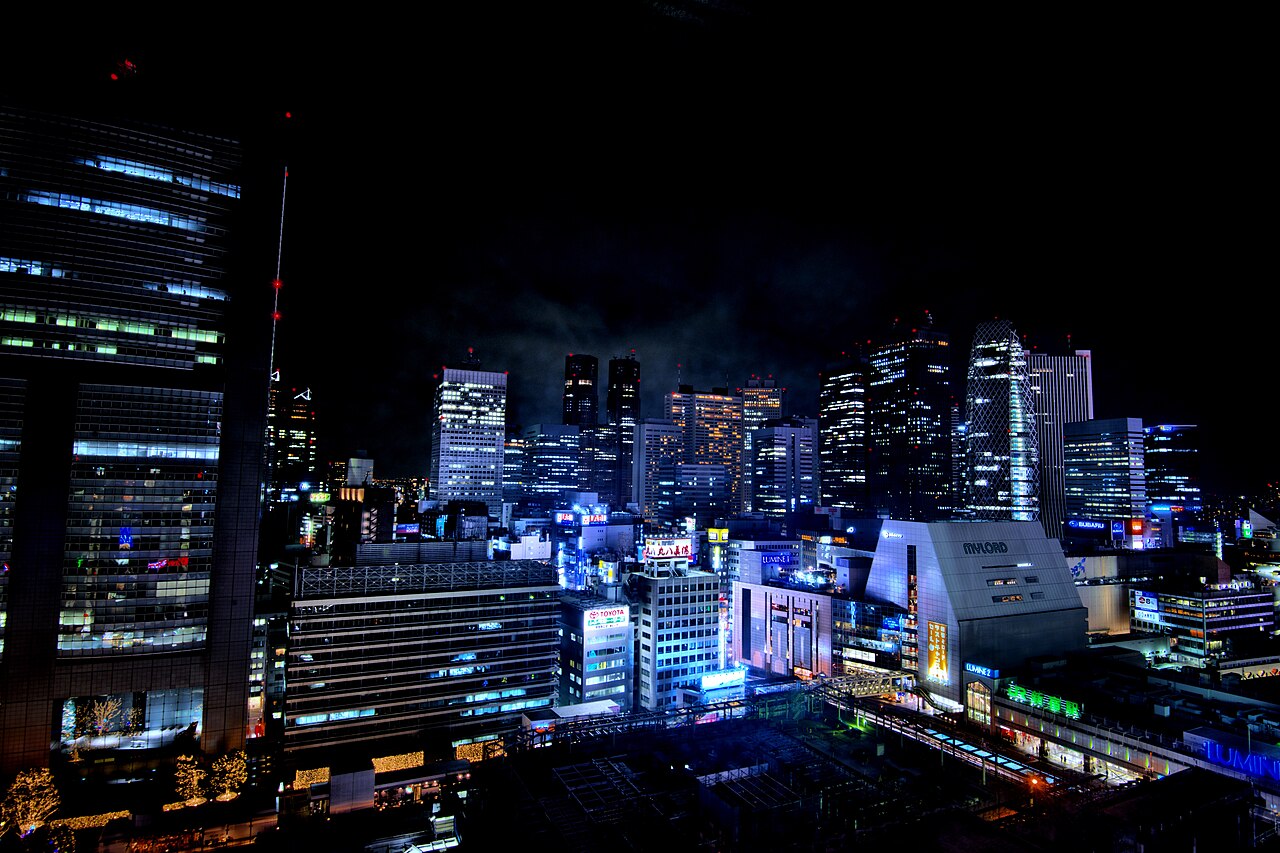 新宿南側の夜景イメージ、2015年の歴史写真。千駄ヶ谷住宅跡地の現況ではない。Photo: calvision / CC0。