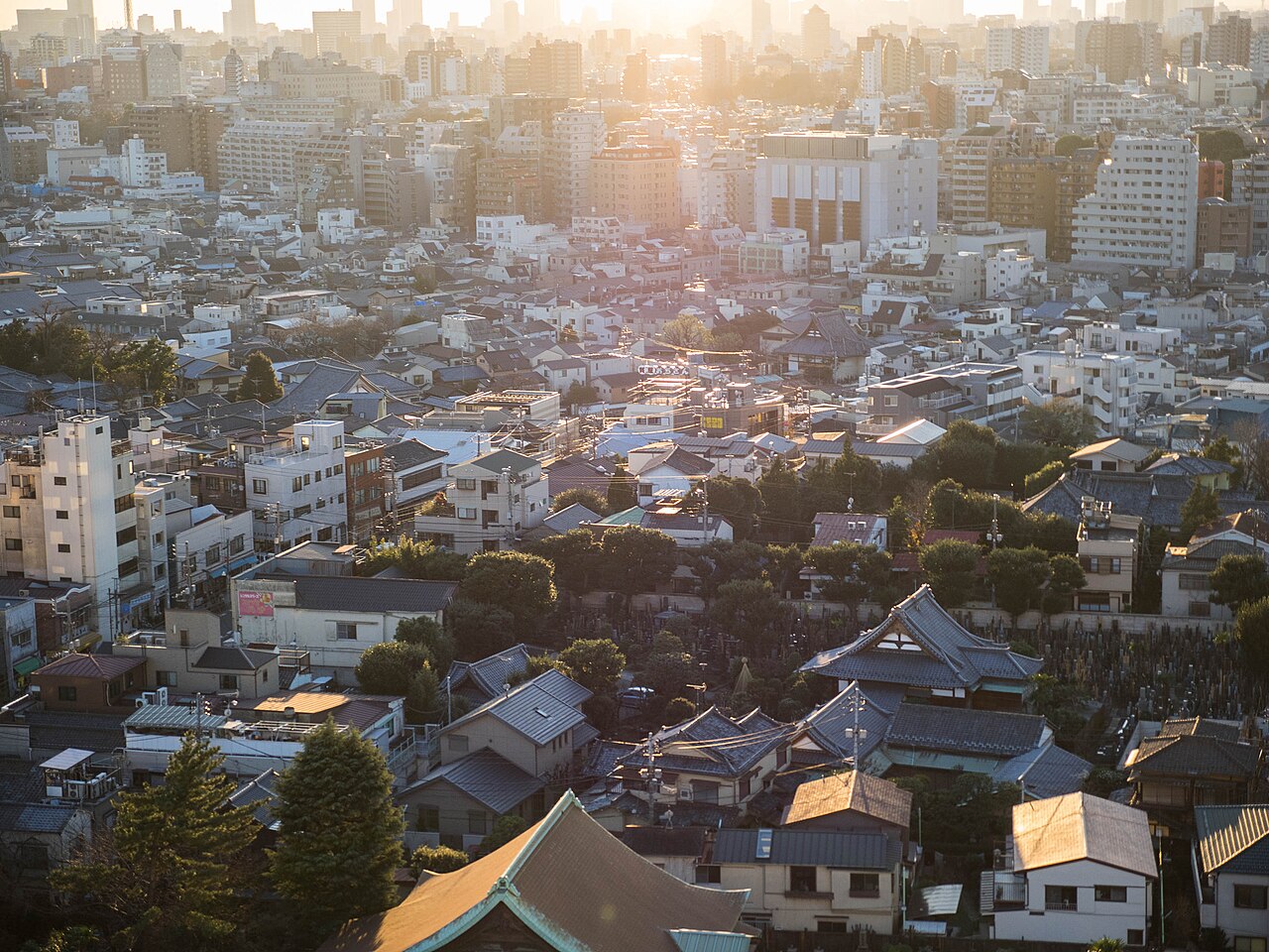 エリア概念図:日暮里近傍の高層住宅から望む東京の街並み。2015年の過去写真であり、三河島北地区の工事現場ではない。Photo: Joon Kyu Park / CC BY-SA 3.0。