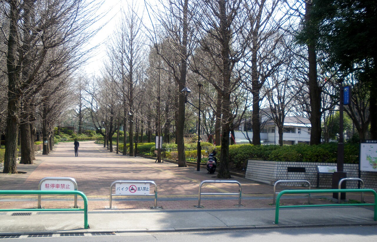 地域の生活環境イメージ：城北中央公園の歩行空間。2009年のアーカイブ写真であり、上板橋南口の新広場や現在の工事現場ではない。Photo: Kamemaru2000 / CC BY-SA 3.0