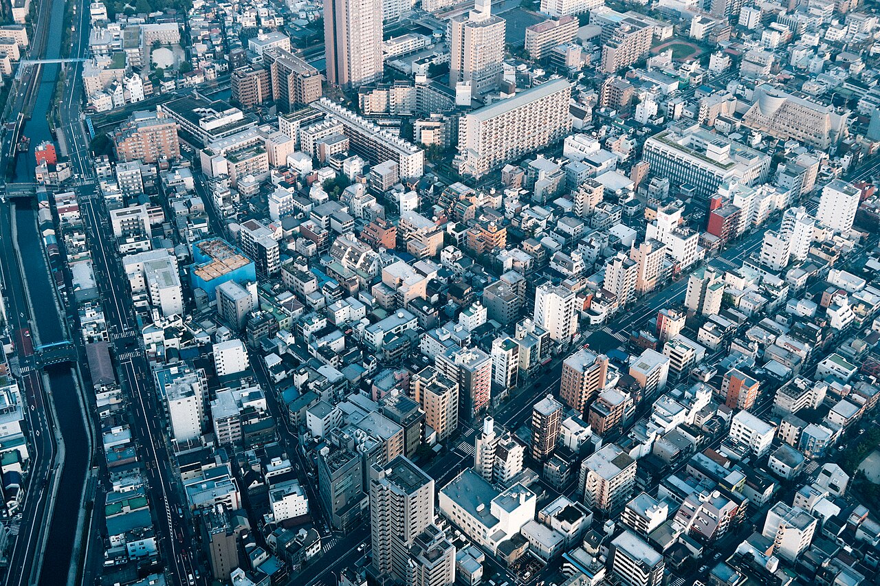 東京の住宅街の実景。低層住宅と中高層建物が混在する、資料写真