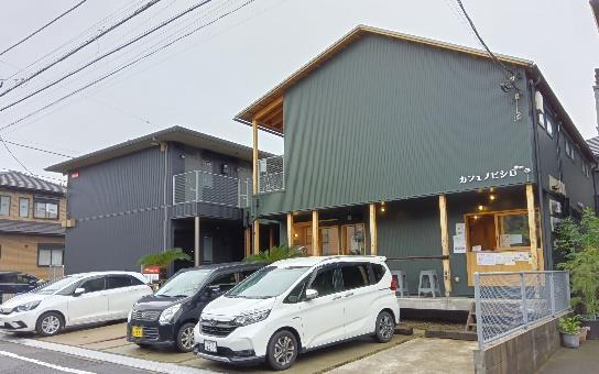 ノビシロハウス亀井野の外観:住宅と交流スペースが隣接
