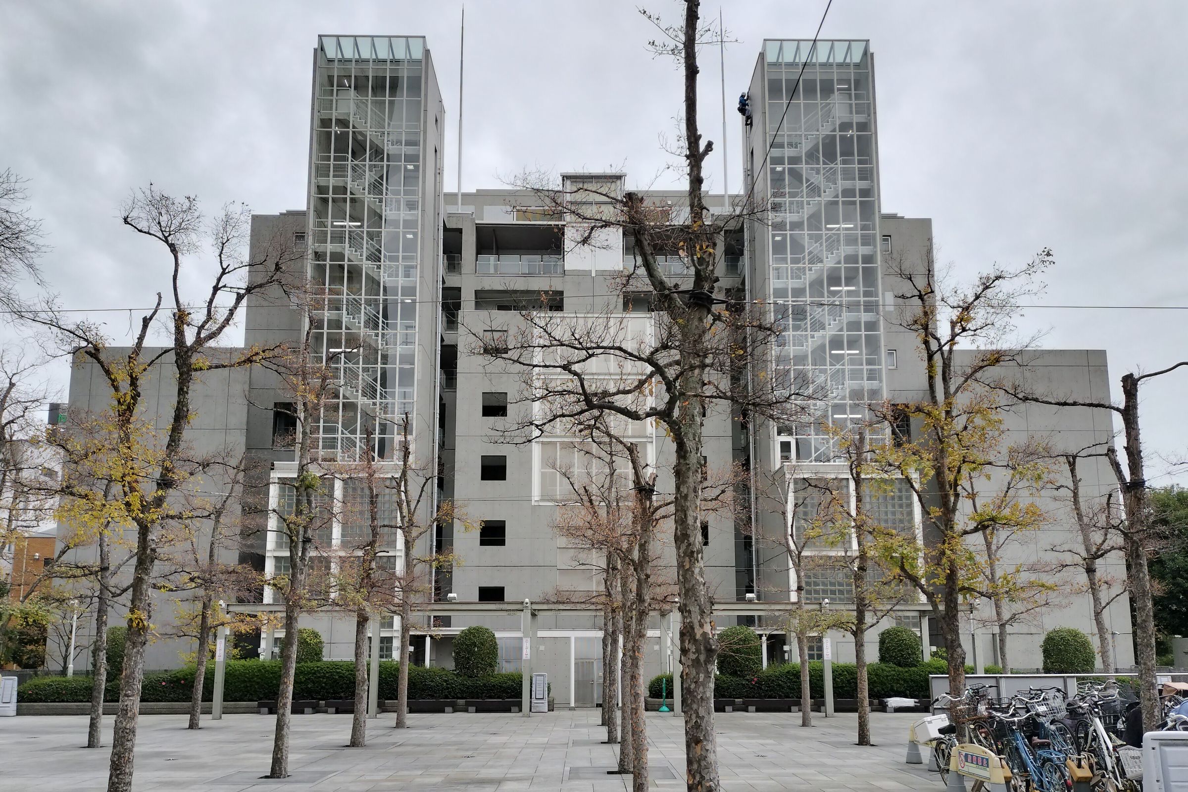 Figure 1 | Residence Nakano-sakaue, photographed on December 5, 2023. Photo: 鋸香具師 / Wikimedia Commons, CC0, unmodified. An illustration of multifamily housing.