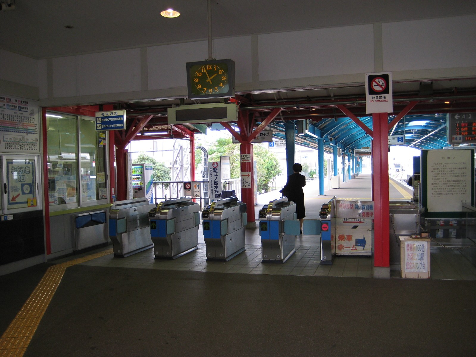 Pricing mechanics of the “first project in a new district”: the market compensates for time