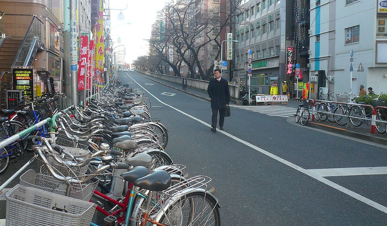 From the prewar “No. 1 high street of northern Tokyo” to a low-key Yamanote stop